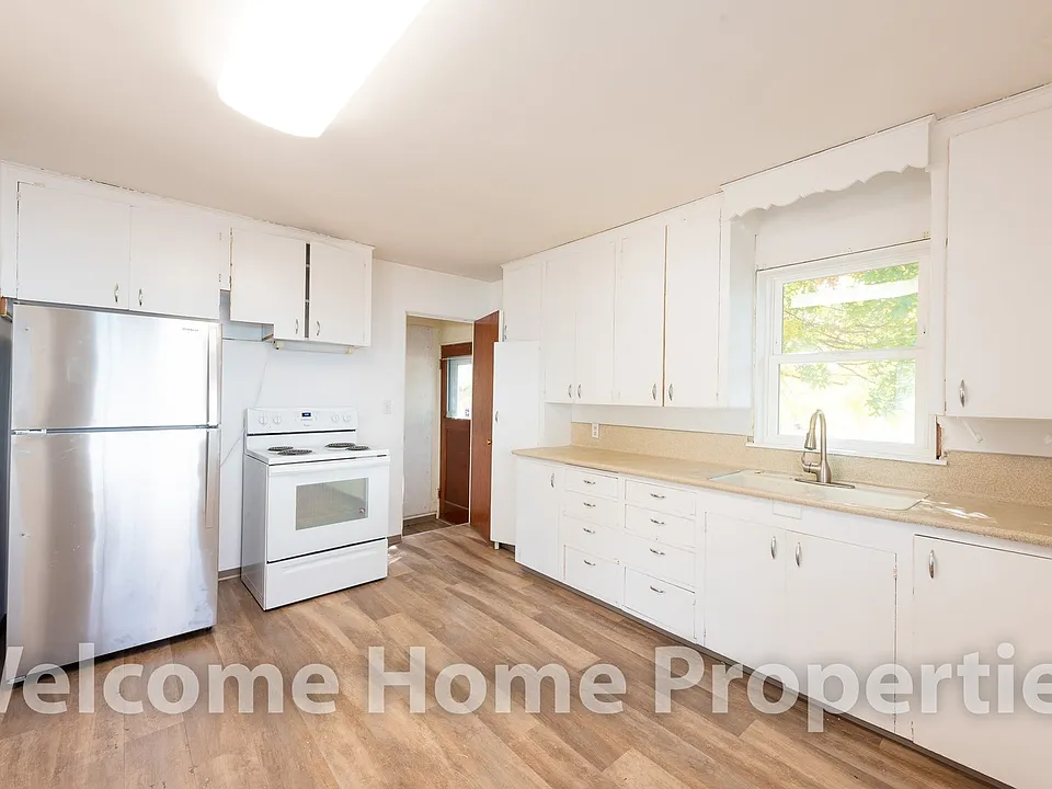 109 SW 5th St