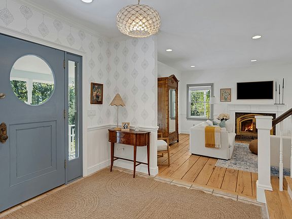 3rd image of 7/8 Douglas Dr