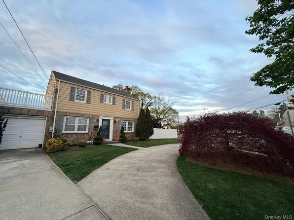 (undisclosed Address), Malverne, NY 11565