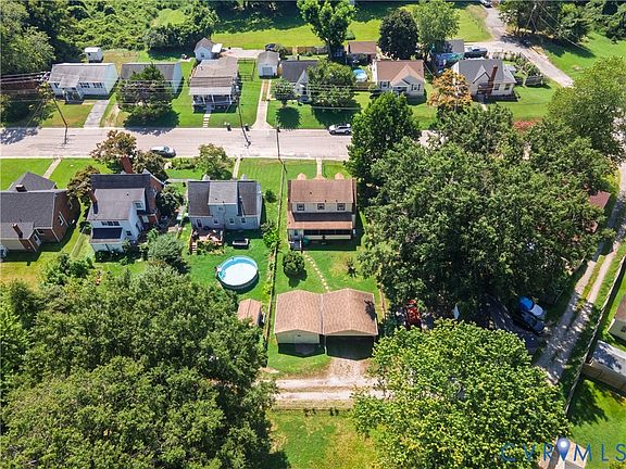 3rd image of 422 Roslyn Ave