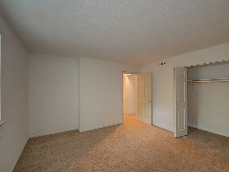 Thousand Oaks Apartments & Townhomes — Photo 44