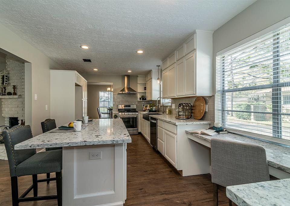 3 slabs of quartz were used to create this look.