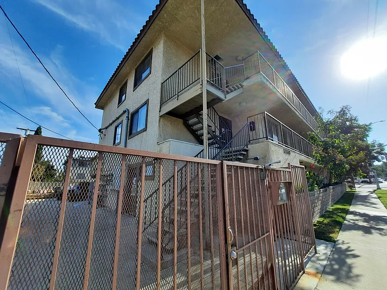 12460 Kittridge St #2 — Photo 24