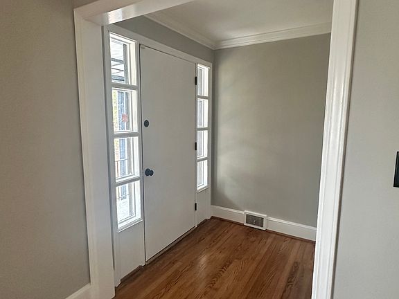 2nd image of 1426 Parker Ln