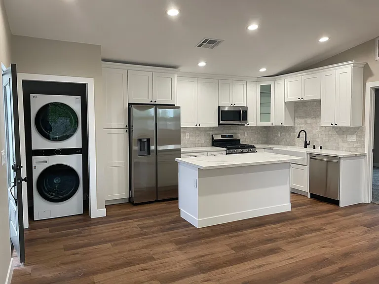 824 S Dune St #B — Photo 1