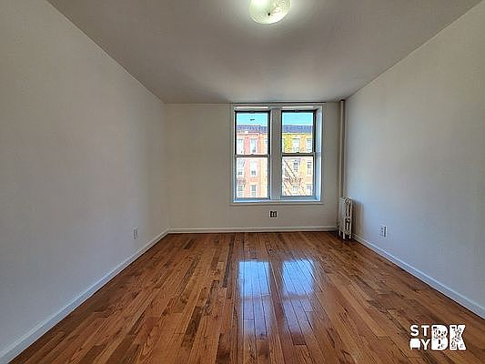 5th image of 914 Jefferson Ave APT 3L