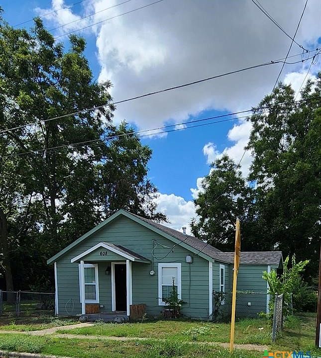 1st image of 608 W Avenue I