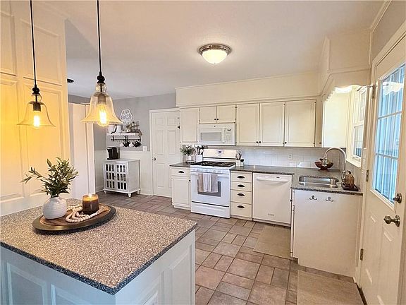 3rd image of 407 Linden Pl