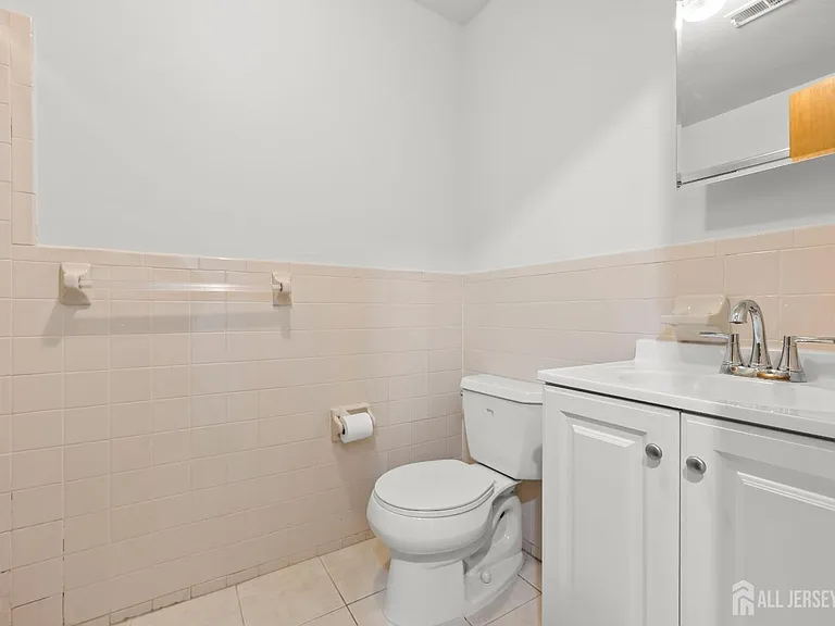823 Edison Glen Ter — Photo 15