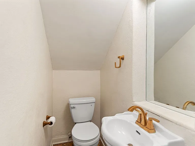 437 Richmond St — Photo 11