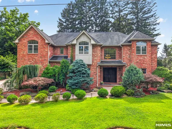 1 Alpine Dr, Closter, NJ 07624