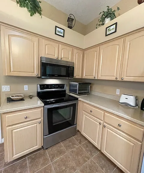 323 Chula Vista Ave — Photo 11