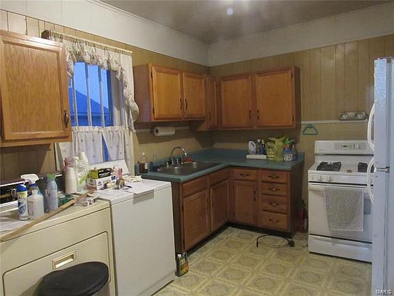 5th image of 107 N School St