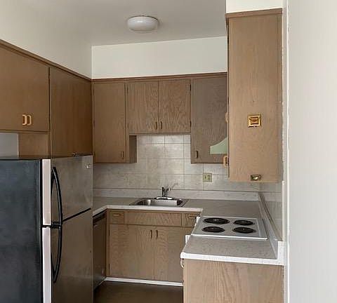 2nd image of 103-3476 Sacramento St #103