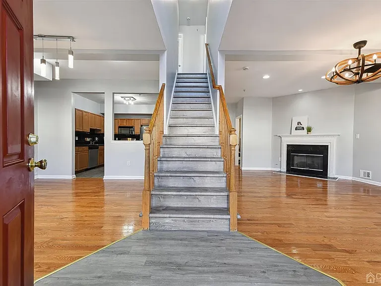 194 Pinelli Dr — Photo 2