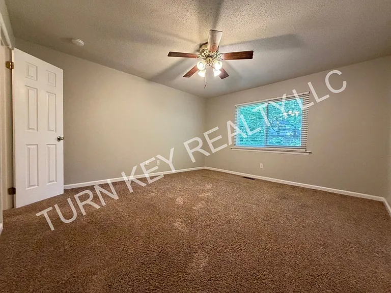 2221 Diane Dr — Photo 16