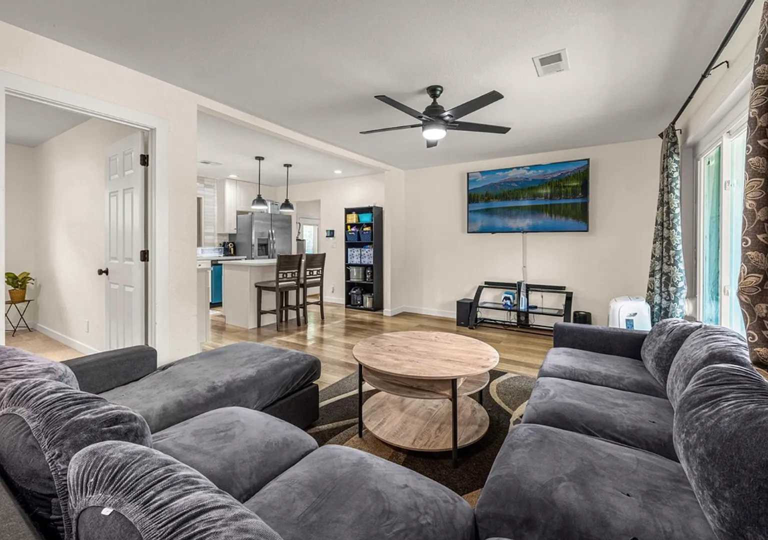 Modern 4-Bedroom Ranch-Style Home with Spacious Fenced Backyard! — Photo 2