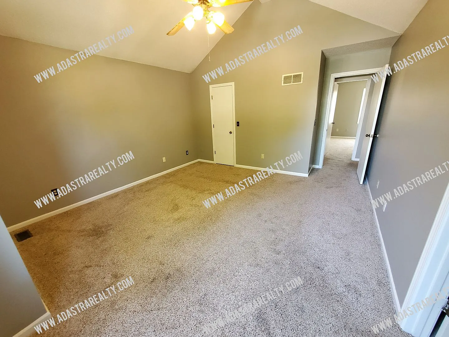 Beautiful East Olathe Home-Available NOW!! — Photo 4