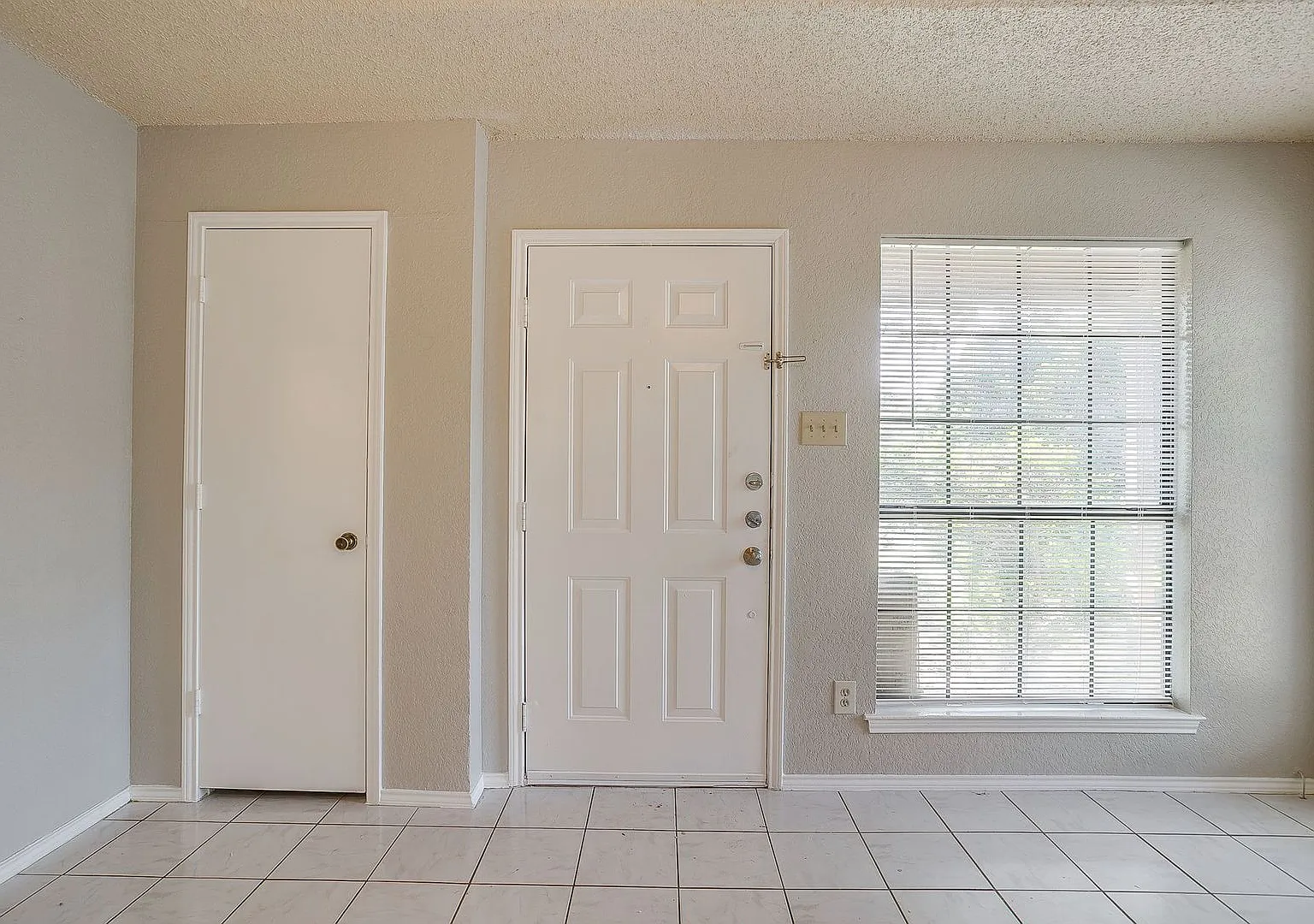 One Side of Duplex is Waiting for You- 2 Bed- 2 Bath- Lake Worth on Cul De Sac- 76135 — Photo 3