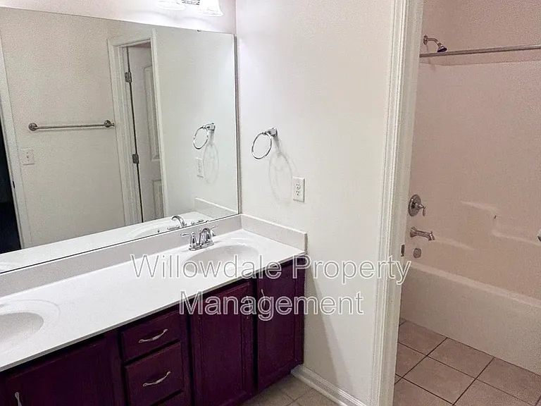 535 Whitworth Ln — Photo 10