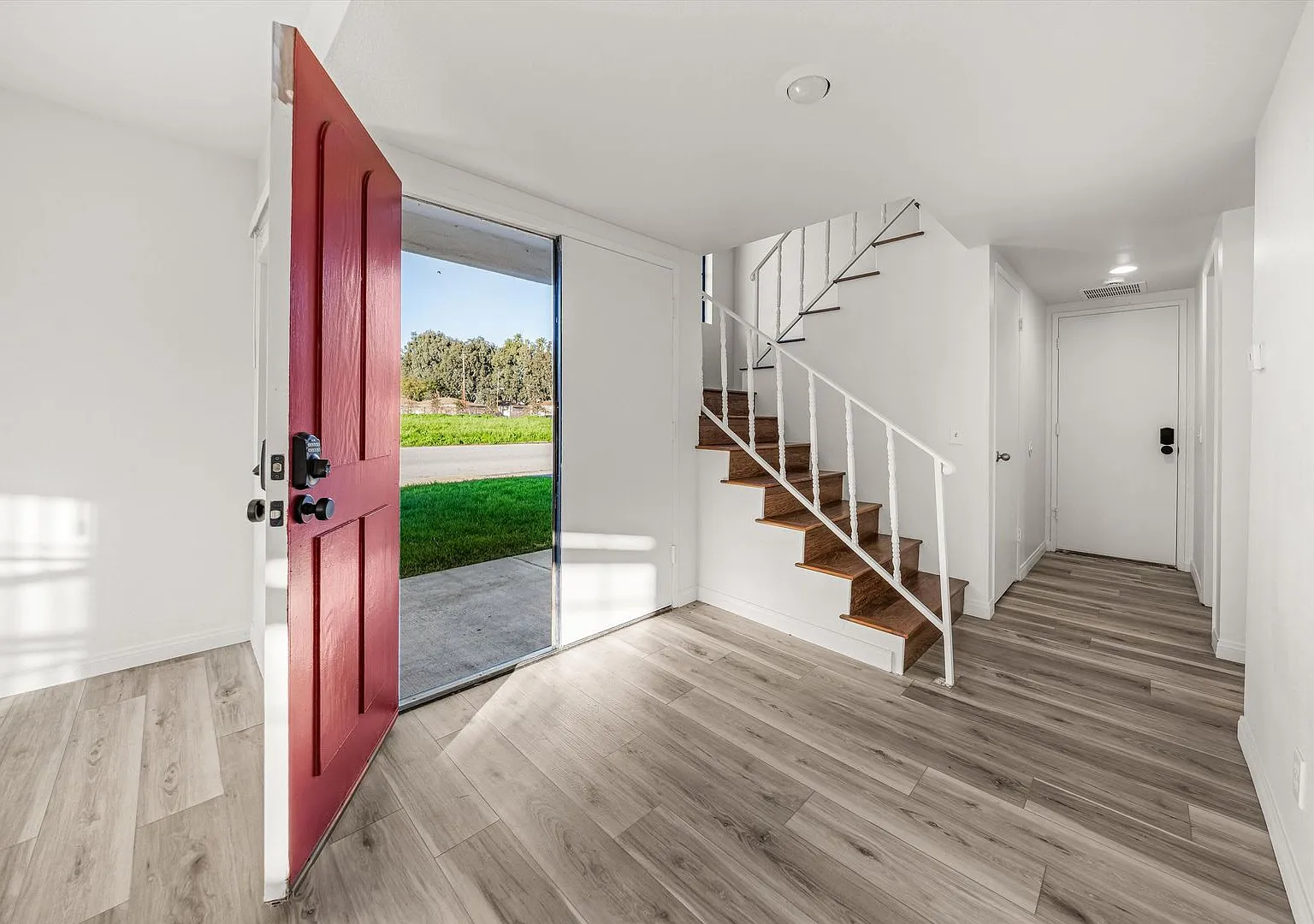 Large Renovated 3bed x 2.5bath Townhouse with Private Patio & 2-Car Garage — Photo 3