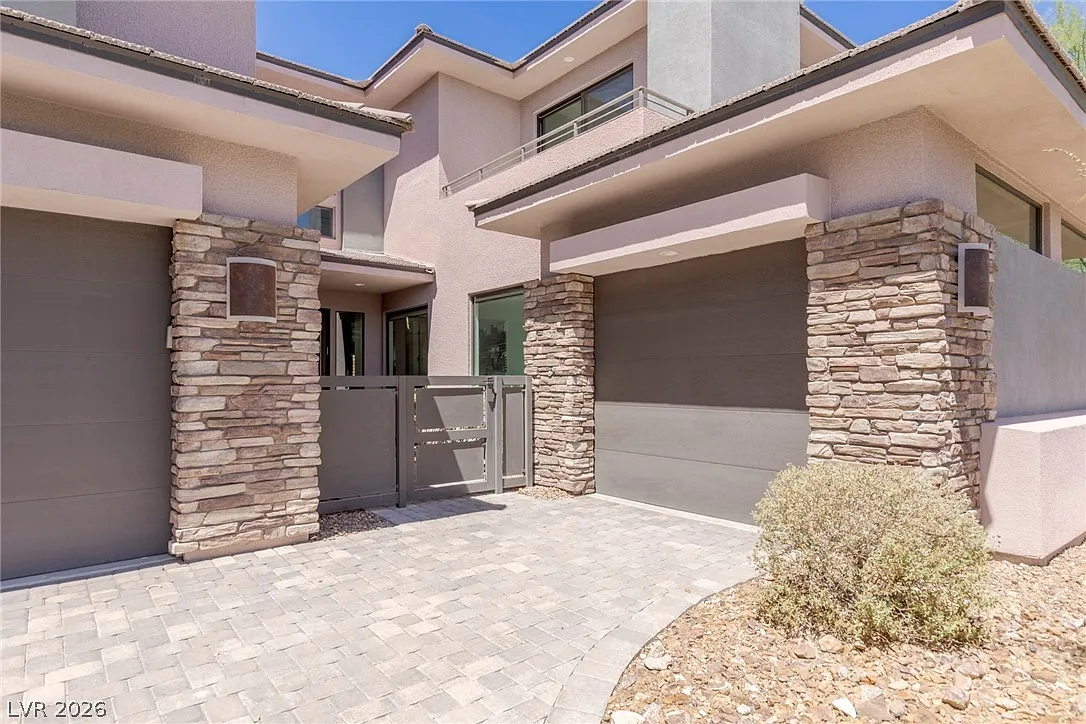 4 bed, 4.5 bath, 4172 sqft, $8,999 — Photo 2