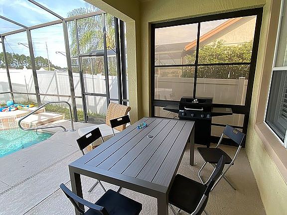 Dining Area - Screened Pool 