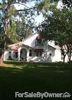 Front View : Plenty of room to add on to the front or make a circular driveway with portico.