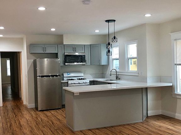 3rd image of 254 S Alexandria Ave #256