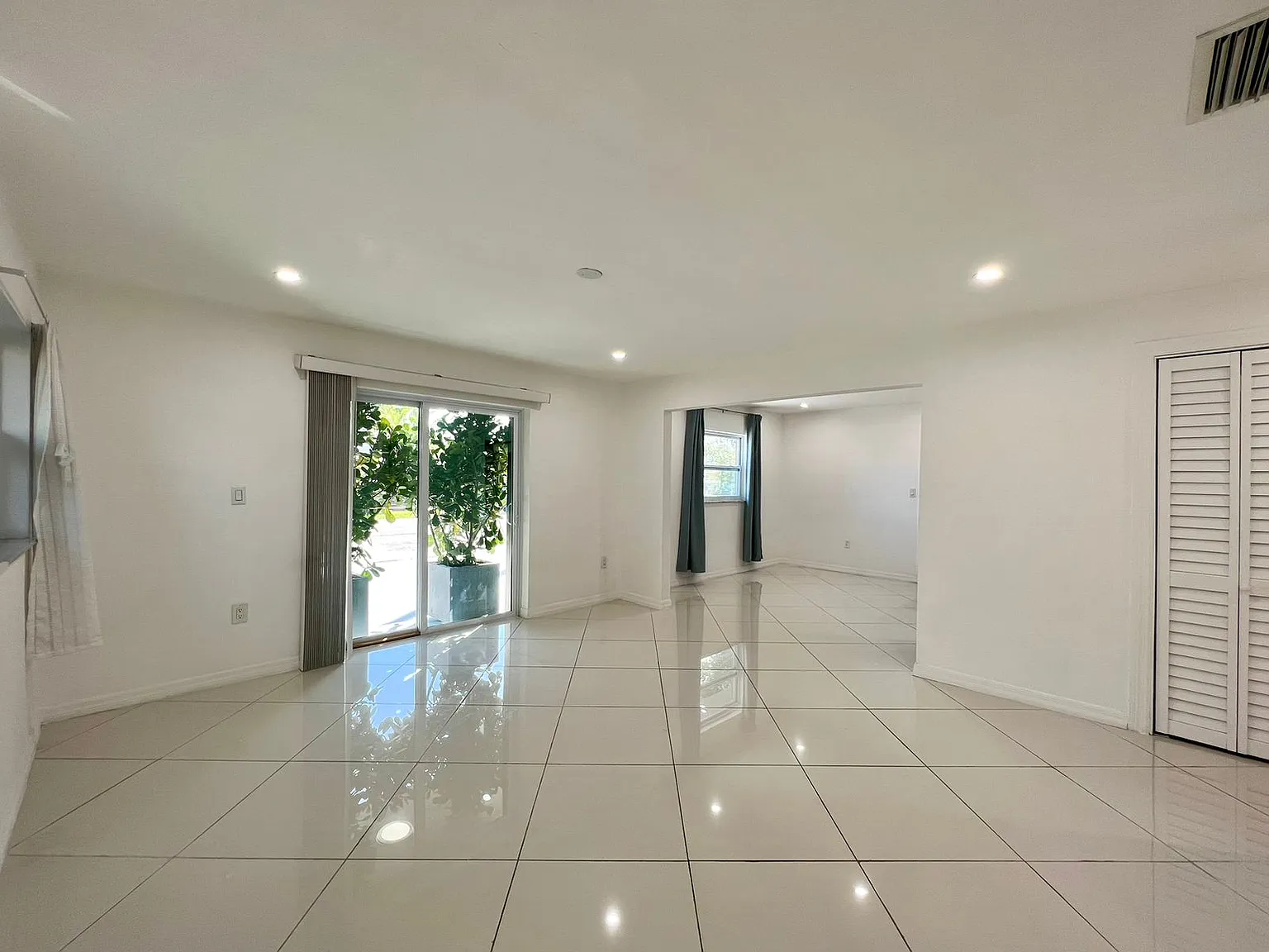 4 bed, 1350 sqft, $3,499 — Photo 4
