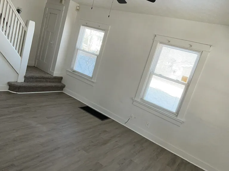 37 S Moss Ave — Photo 2