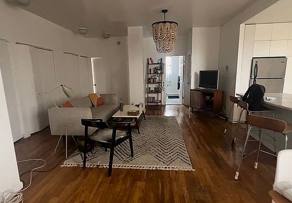 5th image of 910 Park Pl APT 5