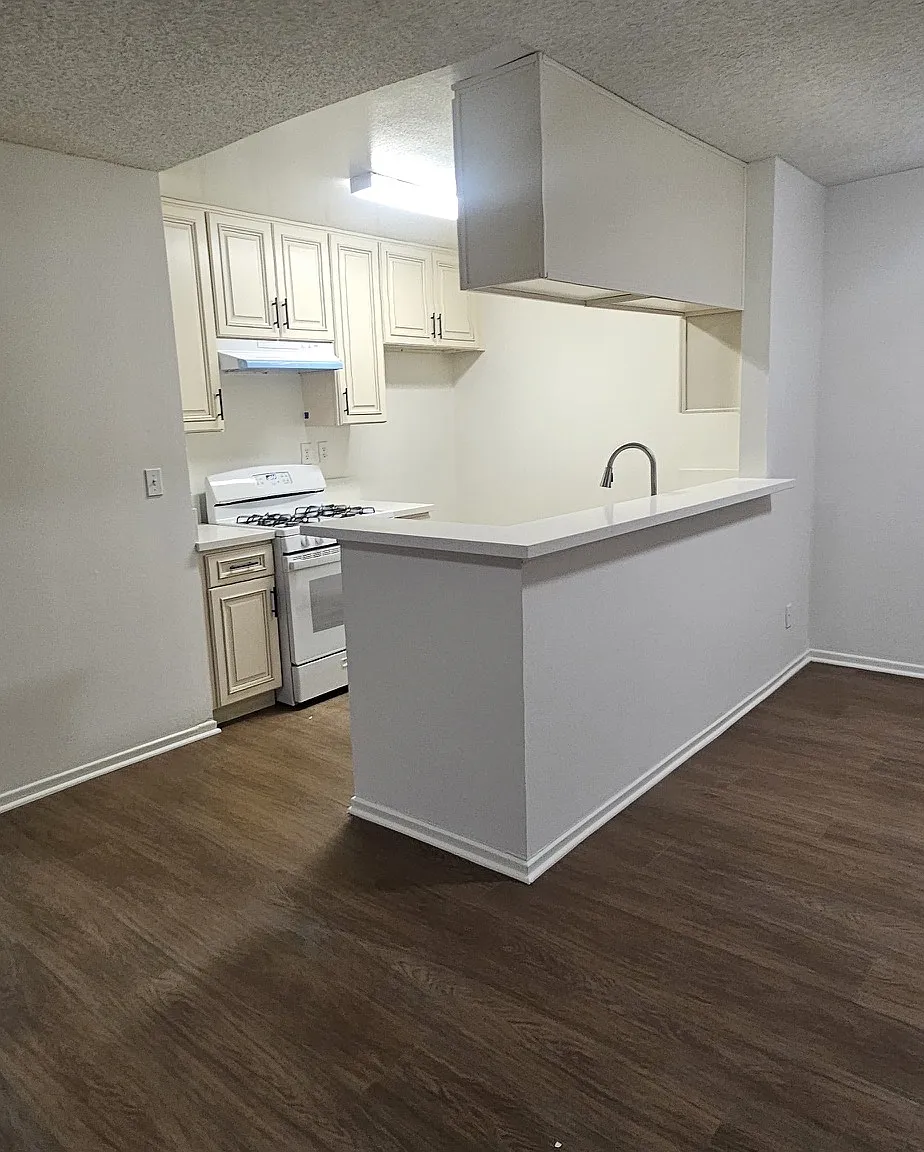 2 bed, 1100 sqft, $2,300 — Photo 2