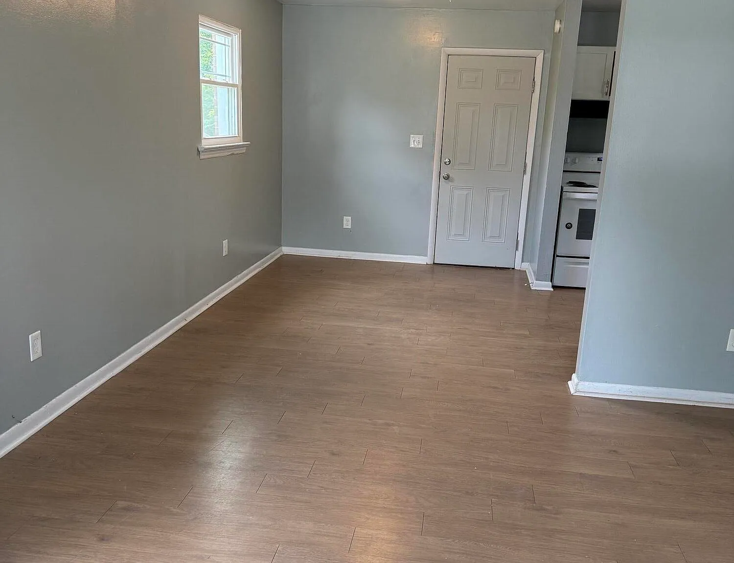 3 bed, 1.0 bath, 961 sqft, $1,300 — Photo 3