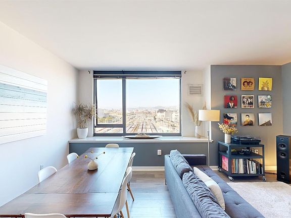 4th image of 260 King St Unit 639