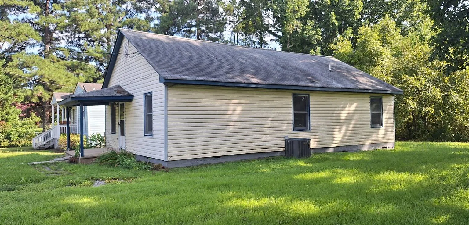 3 bed, 1.0 bath, 864 sqft, $1,100 — Photo 3