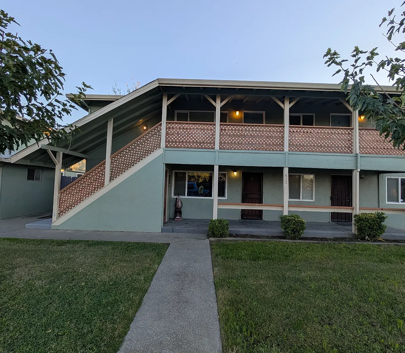 Queen Bee Cottages — Photo 1