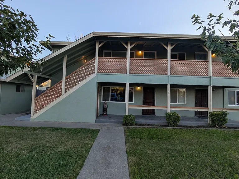 Queen Bee Cottages — Photo 1
