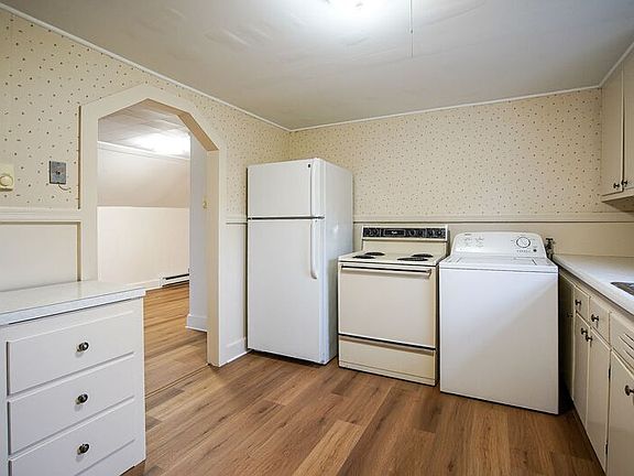 4th image of 2385 Westfield St #2
