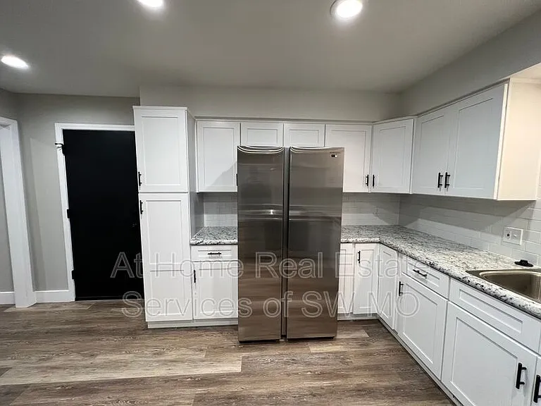 738 E Powell St — Photo 12