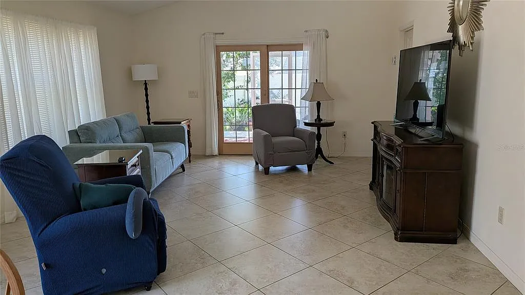 3 bed, 2.0 bath, 1397 sqft, $4,500 — Photo 4