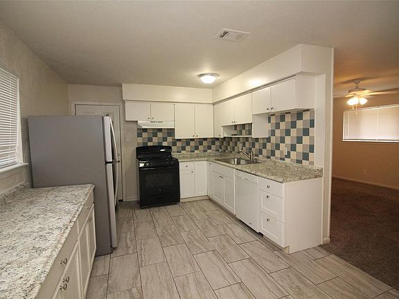 3rd image of 801 Hallvale Dr