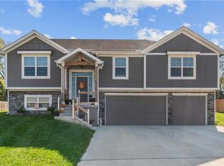 22907 S Ridgeview Dr, Peculiar, MO 64078