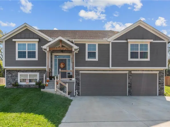 22907 S Ridgeview Dr, Peculiar, MO 64078