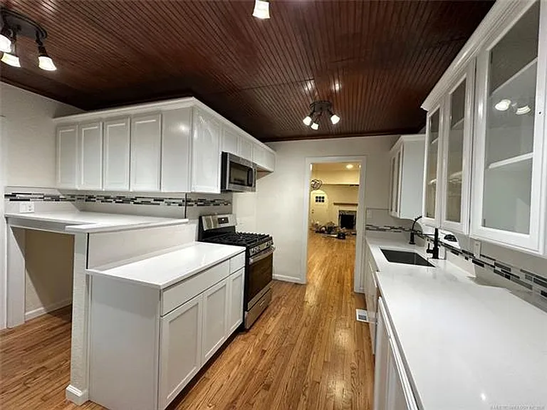 1235 S Gary Pl — Photo 7