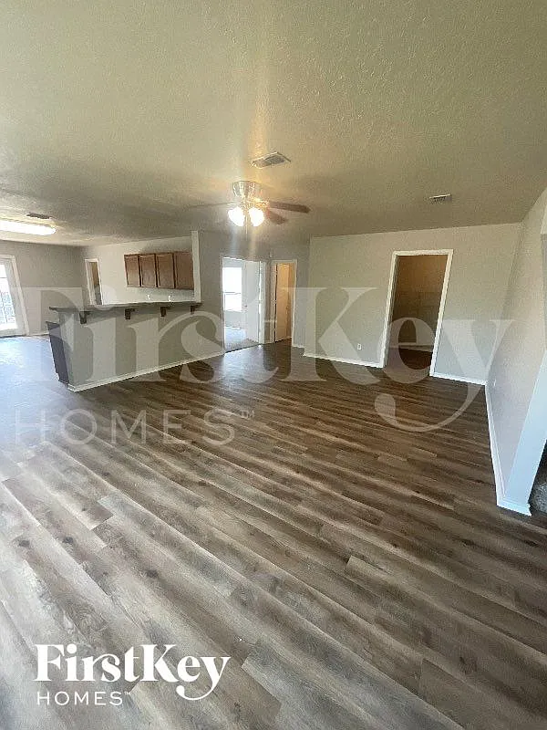 3 bed, 2.0 bath, 3206 sqft, $2,265 — Photo 3