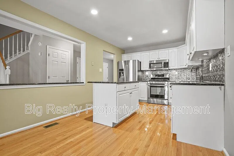 3 bed, 2.5 bath, 2315 sqft, $2,800 — Photo 3