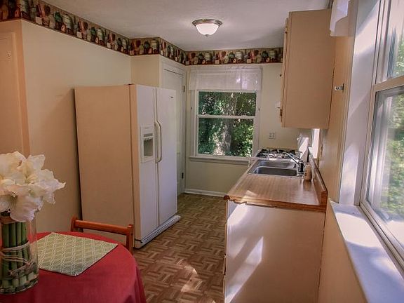 2nd image of 712 Heimert Ave