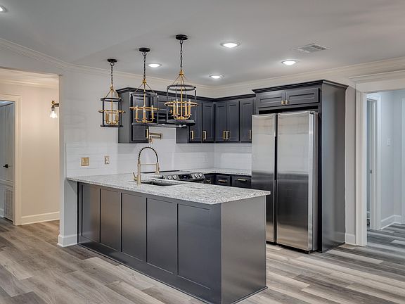 5th image of 28 Town East Cir