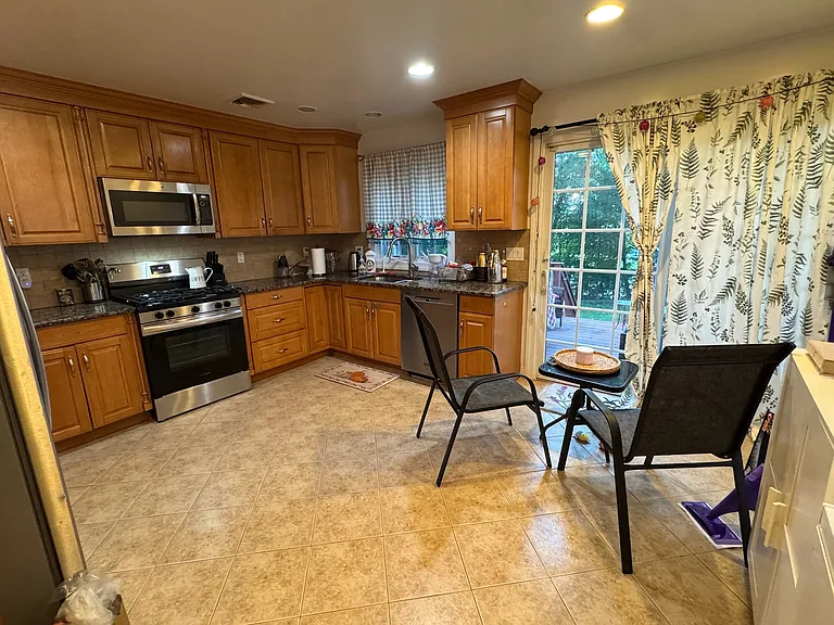 2133 Linwood Ave — Photo 11